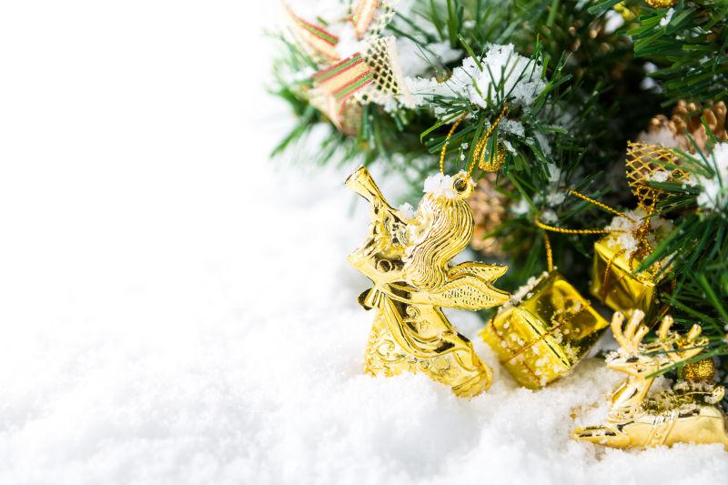 雪中圣诞树上的金品装饰