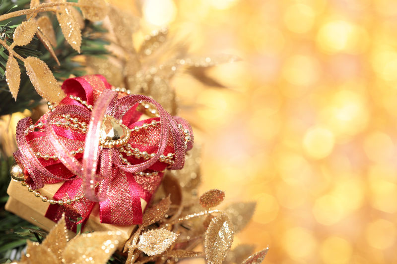 带彩带和装饰品的圣诞树
