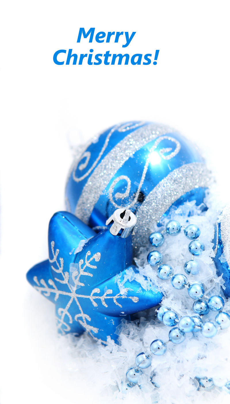 白色背景下的蓝色圣诞装饰品