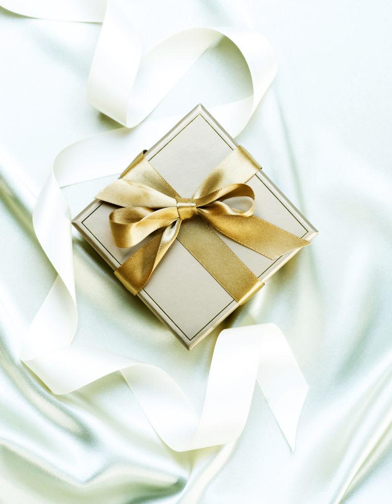 银色丝绸布上的圣诞节茶色礼品盒