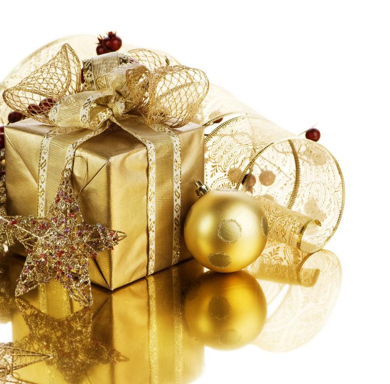 白色背景上的金色的礼品盒和装饰品