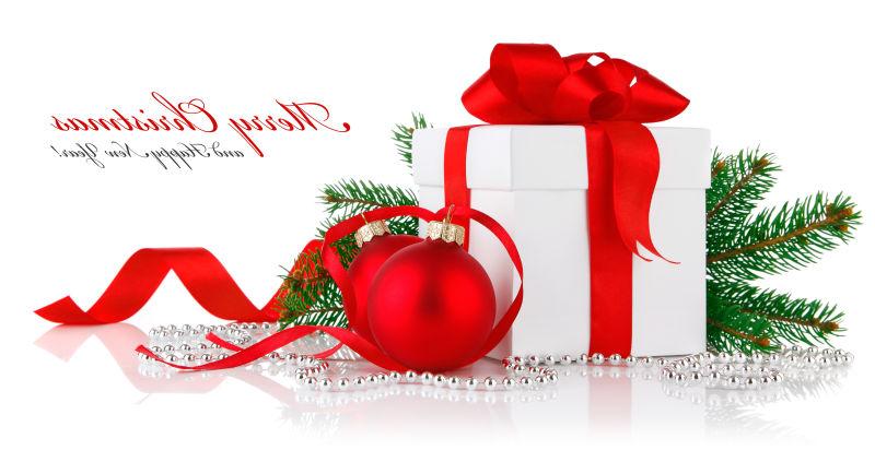 白色背景上的圣诞树枝和白色红色的礼品盒子