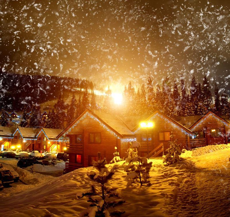 飘着鹅毛大雪的美丽的圣诞之夜