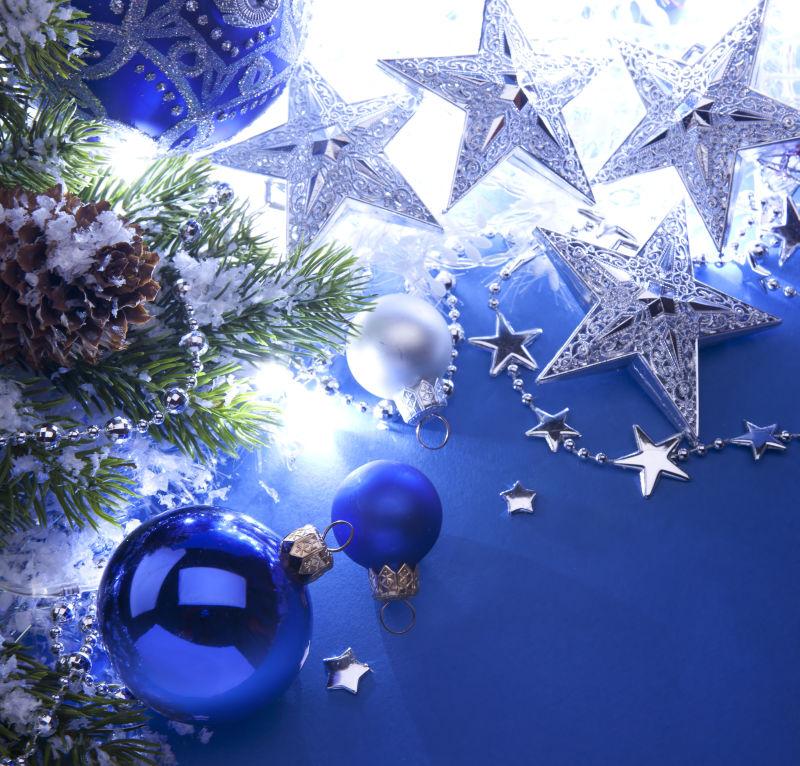 蓝色背景下的圣诞树和装饰品