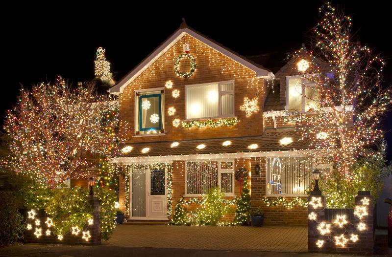 圣诞节的夜晚在房子外面的圣诞彩灯