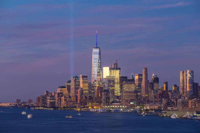 夜幕降临的纽约市曼哈顿市的建筑天际线