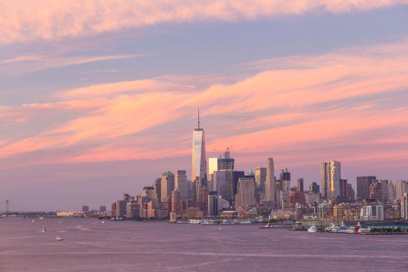 日落时分有晚霞的天空下的曼哈顿城市建筑天际线