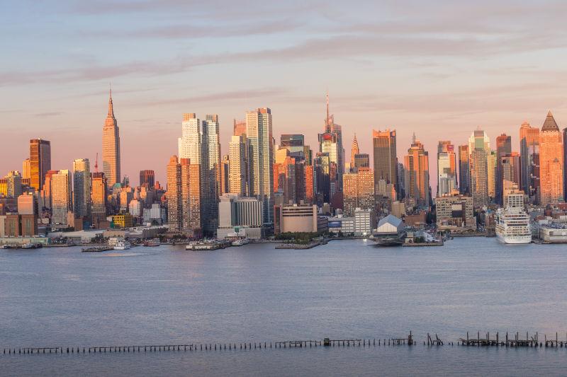 黄昏时分的纽约市曼哈顿市中心天际线