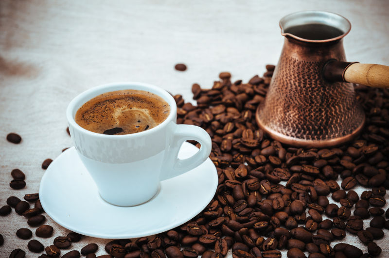 深褐色的咖啡豆与咖啡