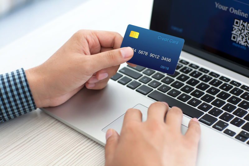 用信用卡在网上购物的概念