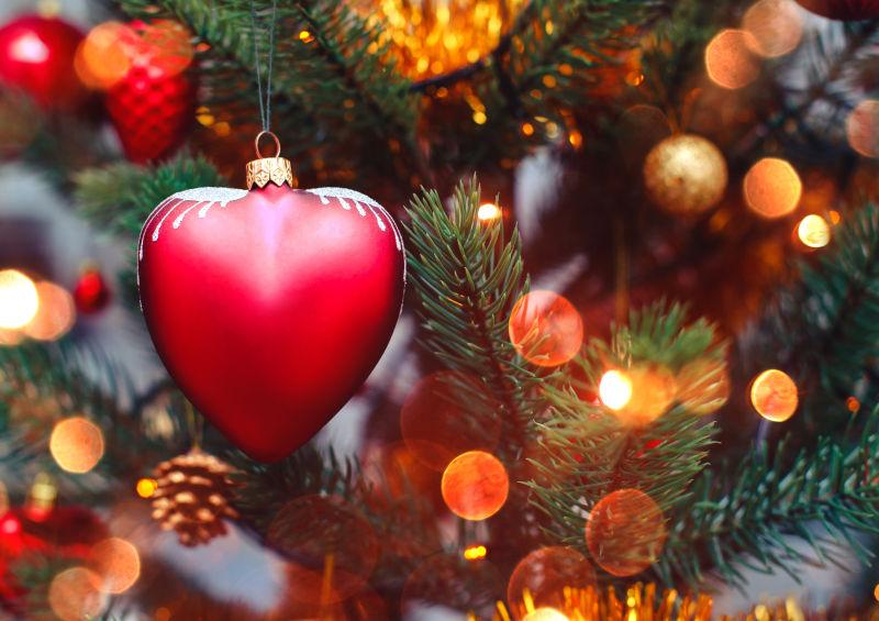 有小彩灯的圣诞树上圣诞节的红色心型装饰品