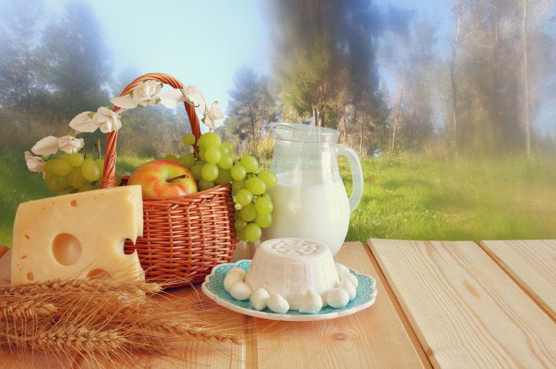 木桌上丰富的乳制品和新鲜的水果