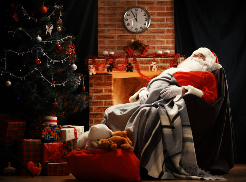 圣诞老人坐着睡着了