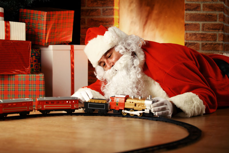 圣诞老人趴着玩玩具火车