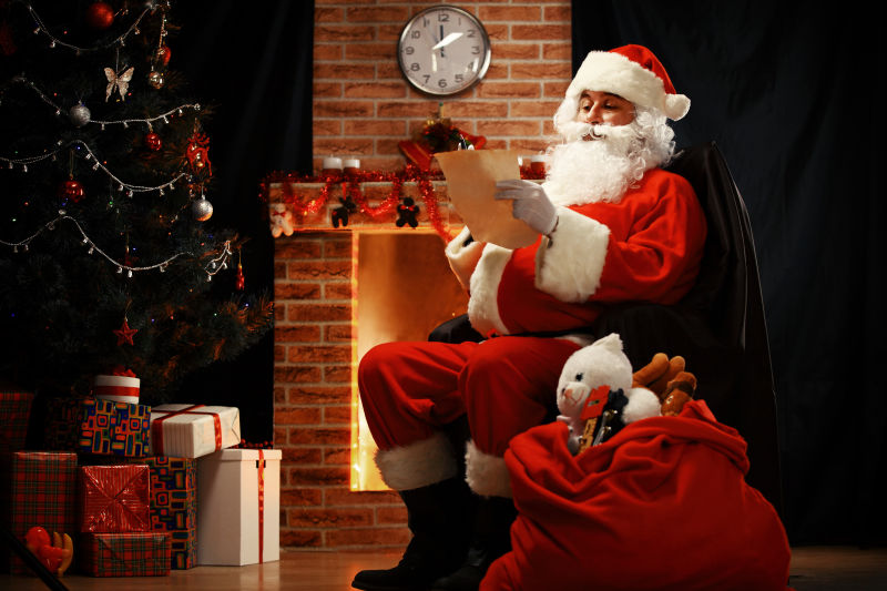 圣诞老人在壁炉旁边阅读