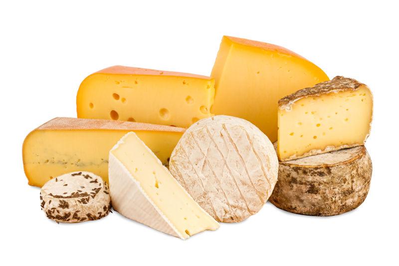 白色背景下不同类型的美味奶酪