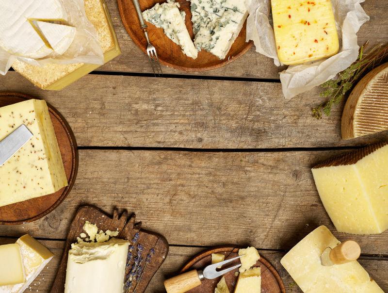 桌子上的各种类型的奶酪