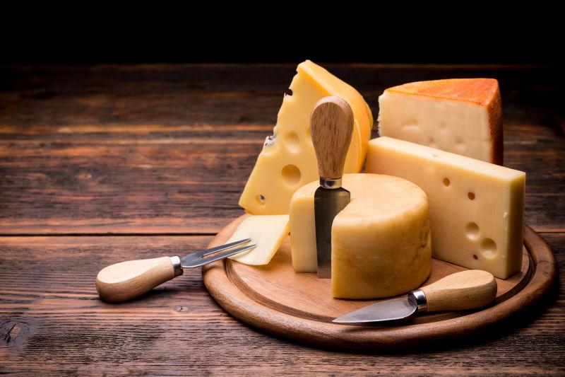 木板上的各种美味的奶酪