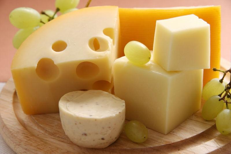 木板上不同类型的奶酪