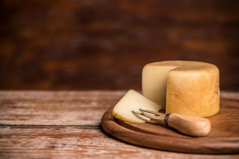 木制桌子叉上的奶酪