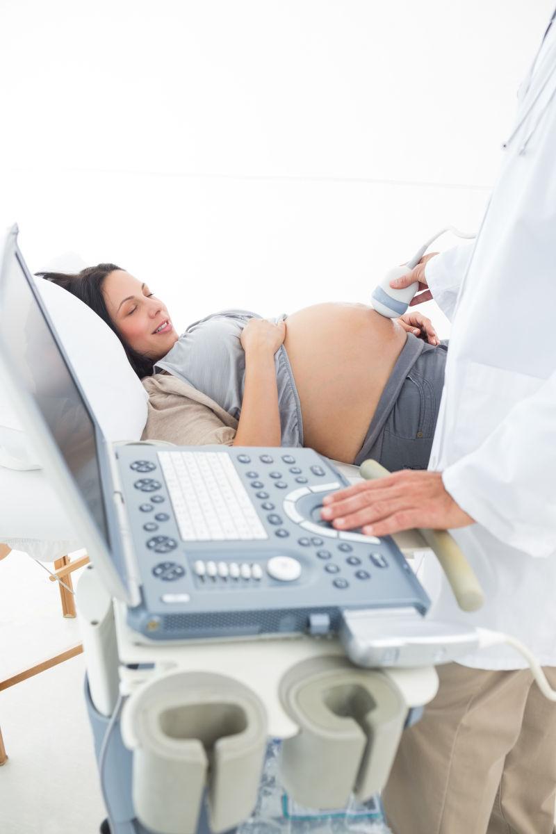 躺在超声机旁边产检的孕妇
