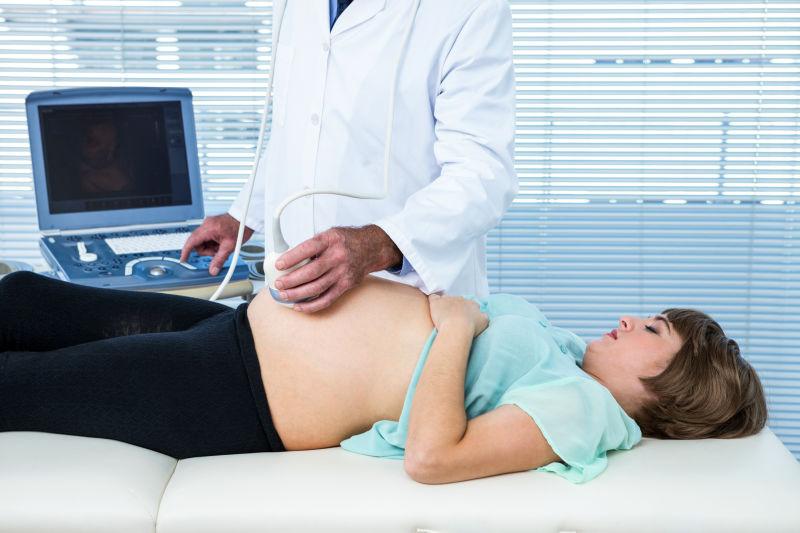 医院的男医生给孕妇做超声检查