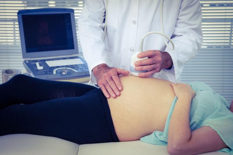 在医院进行超声波检查的孕妇
