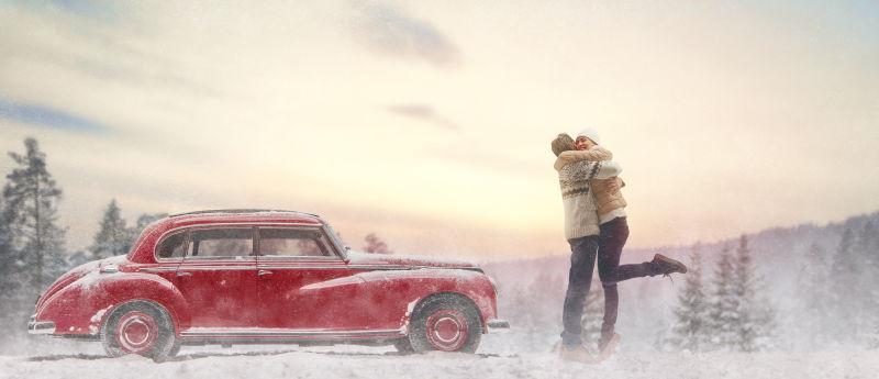 冬天雪白里的情侣和老爷车
