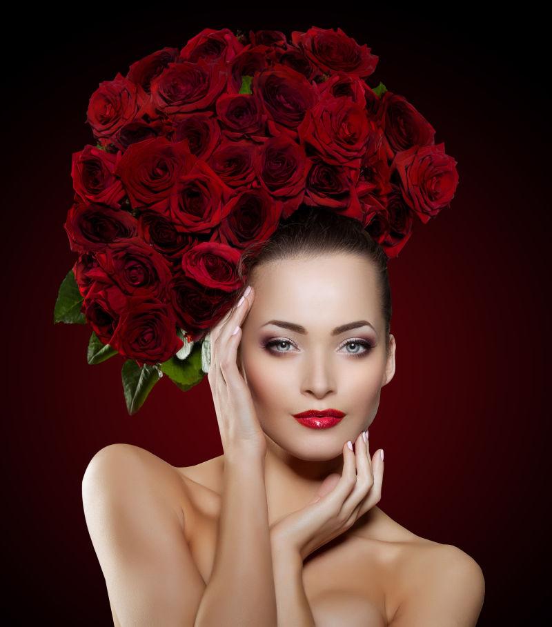 美丽模特女玫瑰在头发