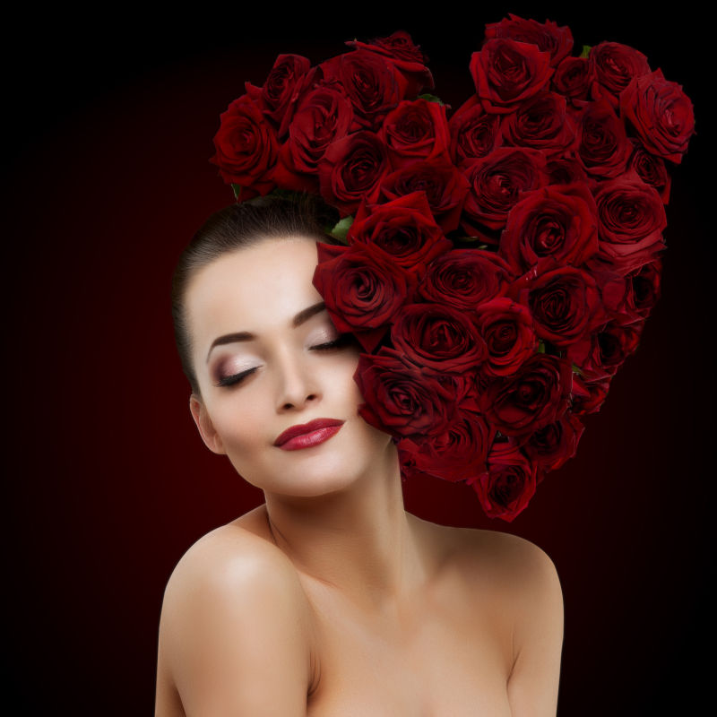 美丽的模特女人玫瑰花在头发心形美容
