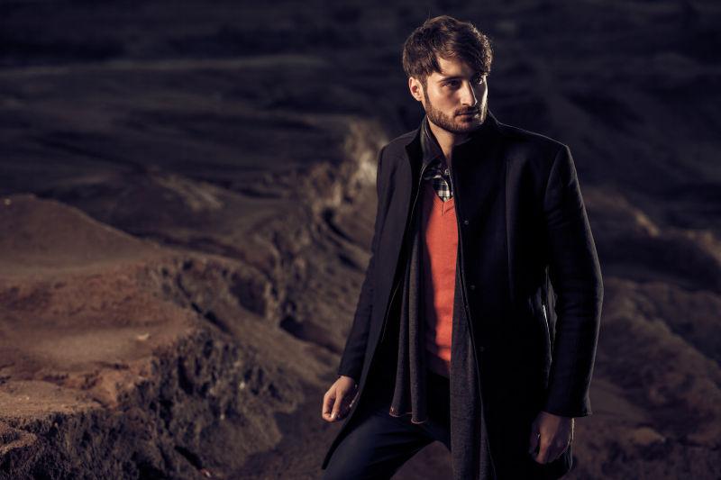 沙漠中英俊男性模特时尚系列