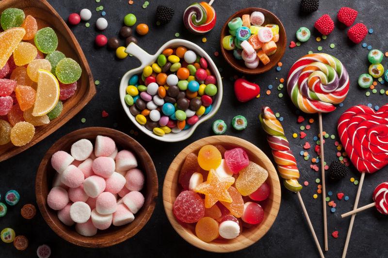 桌子上五颜六色的糖果