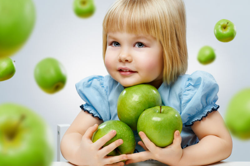 小女孩抱着青苹果