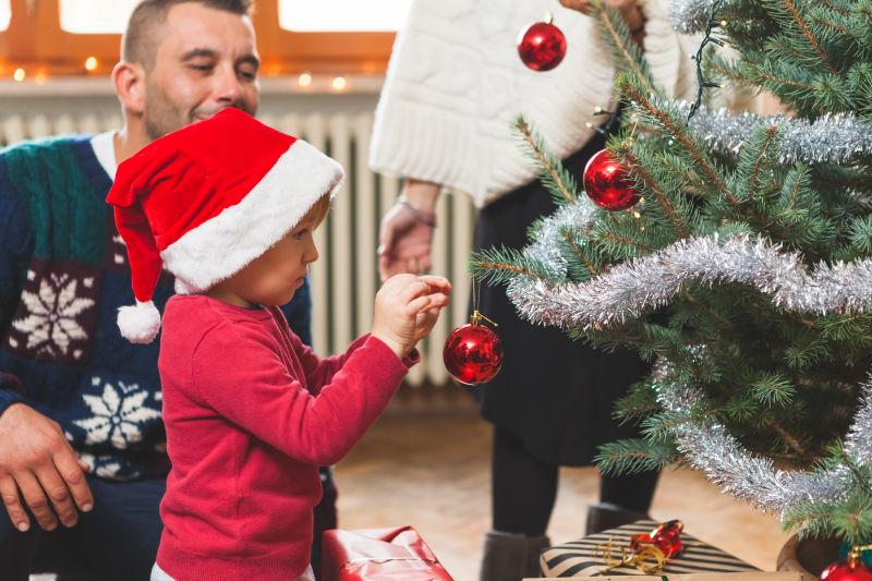 孩子和家人一起装饰圣诞树