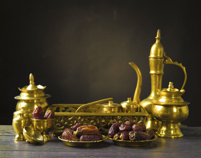 金色茶具和斋月食物