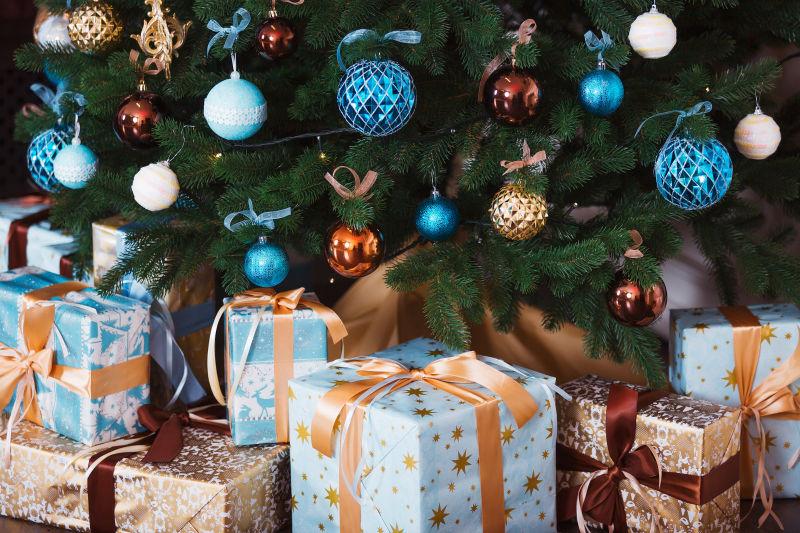 圣诞树下的礼盒与装饰品