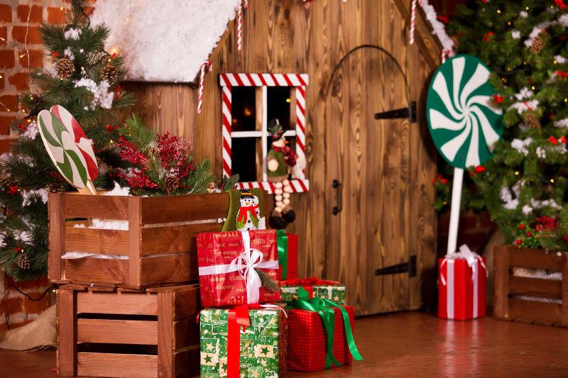 圣诞节装饰品与木屋