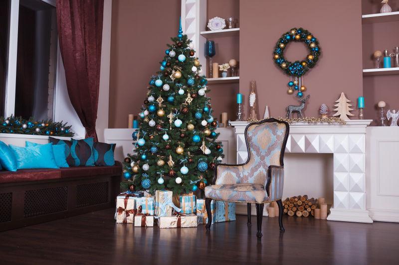 屋子里被装饰的圣诞树与圣诞礼物