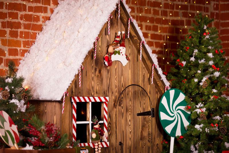 圣诞室内木屋糖果树和礼物