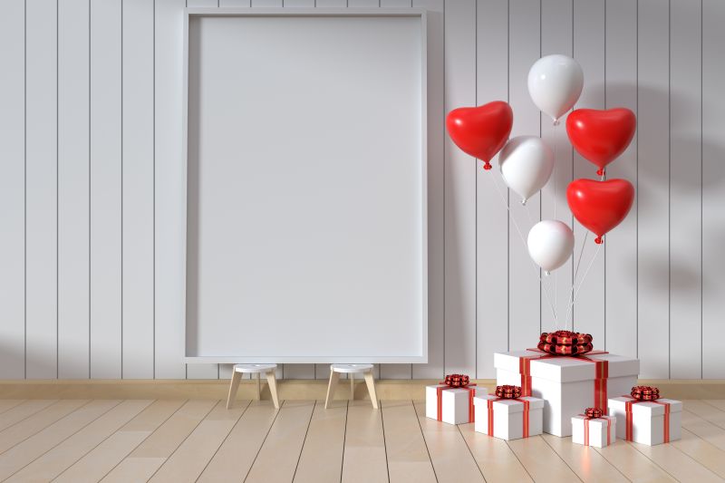 宽敞房间内的气球礼品盒和空白白色画框