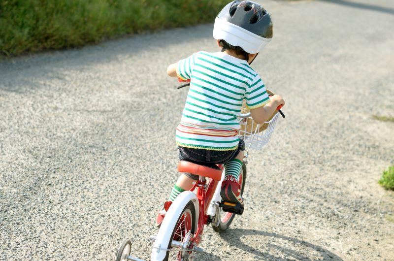 街道上骑着儿童自行车的小男孩