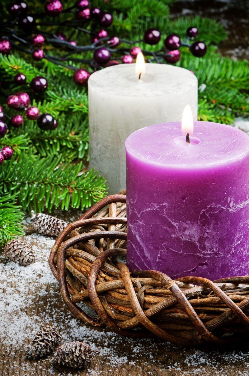 红色和紫色的装饰蜡烛