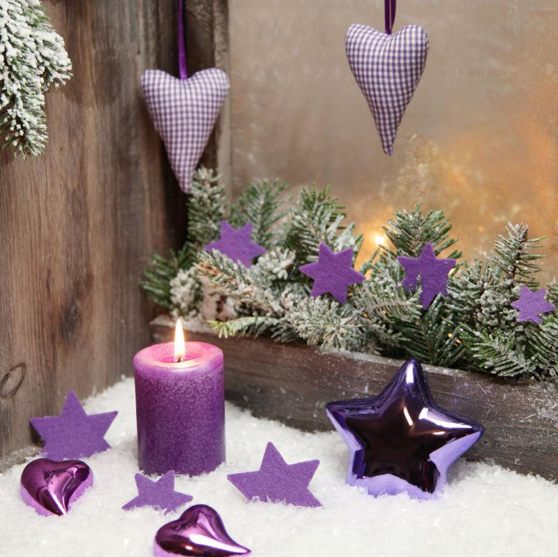 圣诞节紫色装饰品和蜡烛