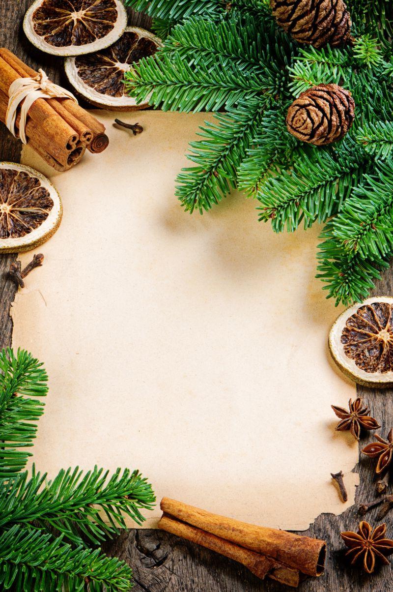 木制背景下的圣诞装饰贺卡