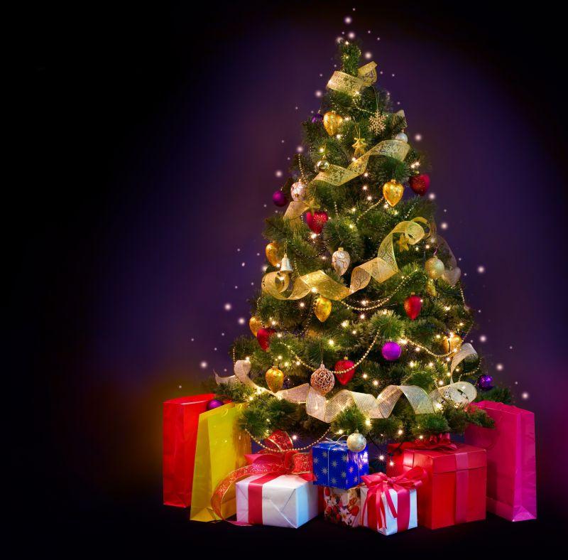 带深色背景礼品的圣诞树