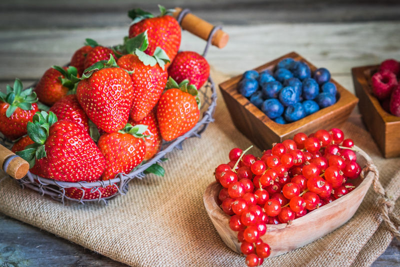 新鲜草莓蓝莓等水果
