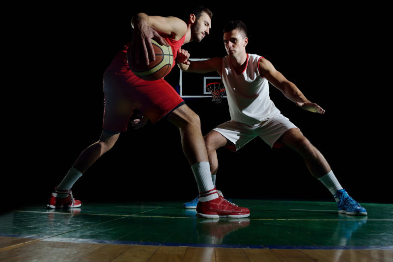 两位篮球运动员在一对一打比赛