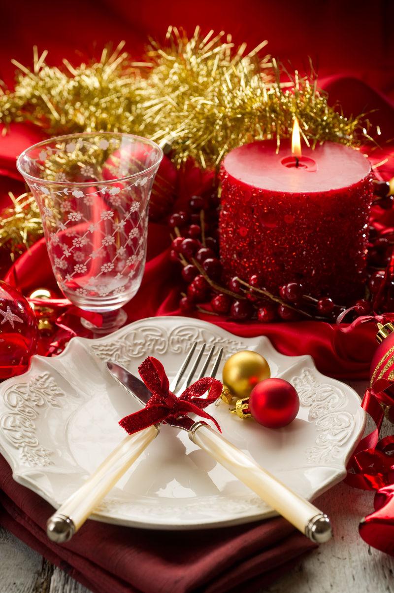 圣诞节的蜡烛和餐具