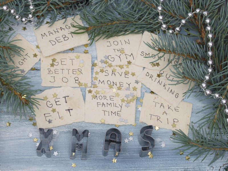贴在木板上的贴纸写着新年许下的愿望