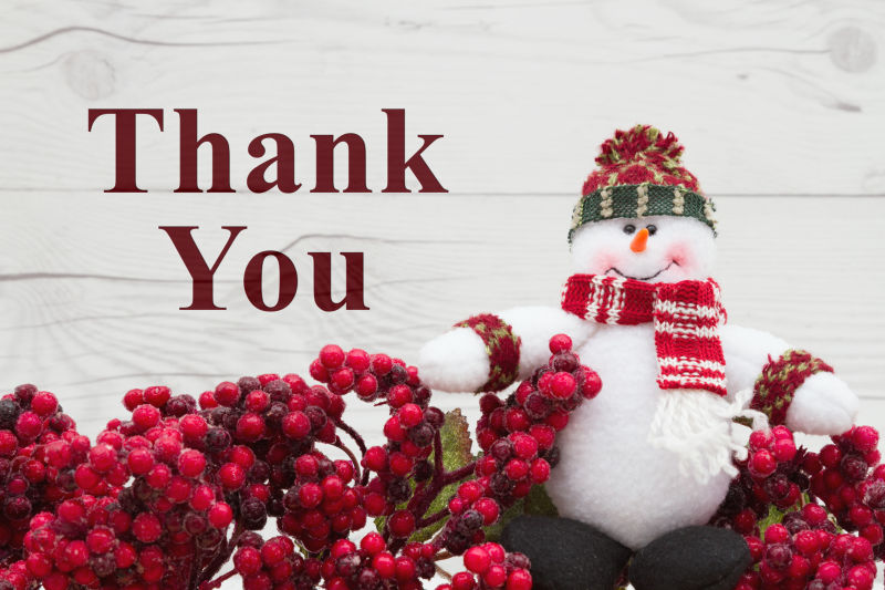 覆盖红冬青浆果与雪人在风化木材背景与文字谢谢